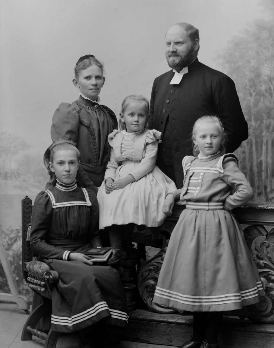Maria Tesch, Porträttfotografi föreställande familjen Hasselberg. Personer på bilden: Carl Gustaf Hasselberg, kyrkoherde från Örtomta Hilma f Sjögren, Hasselberg Uppgifter saknas på barnens namn. Fotograferad i Maria Teschs ateljé som fanns i Linköping åren 1873 - 1936. Digitaliserad efter original glasnegativ …