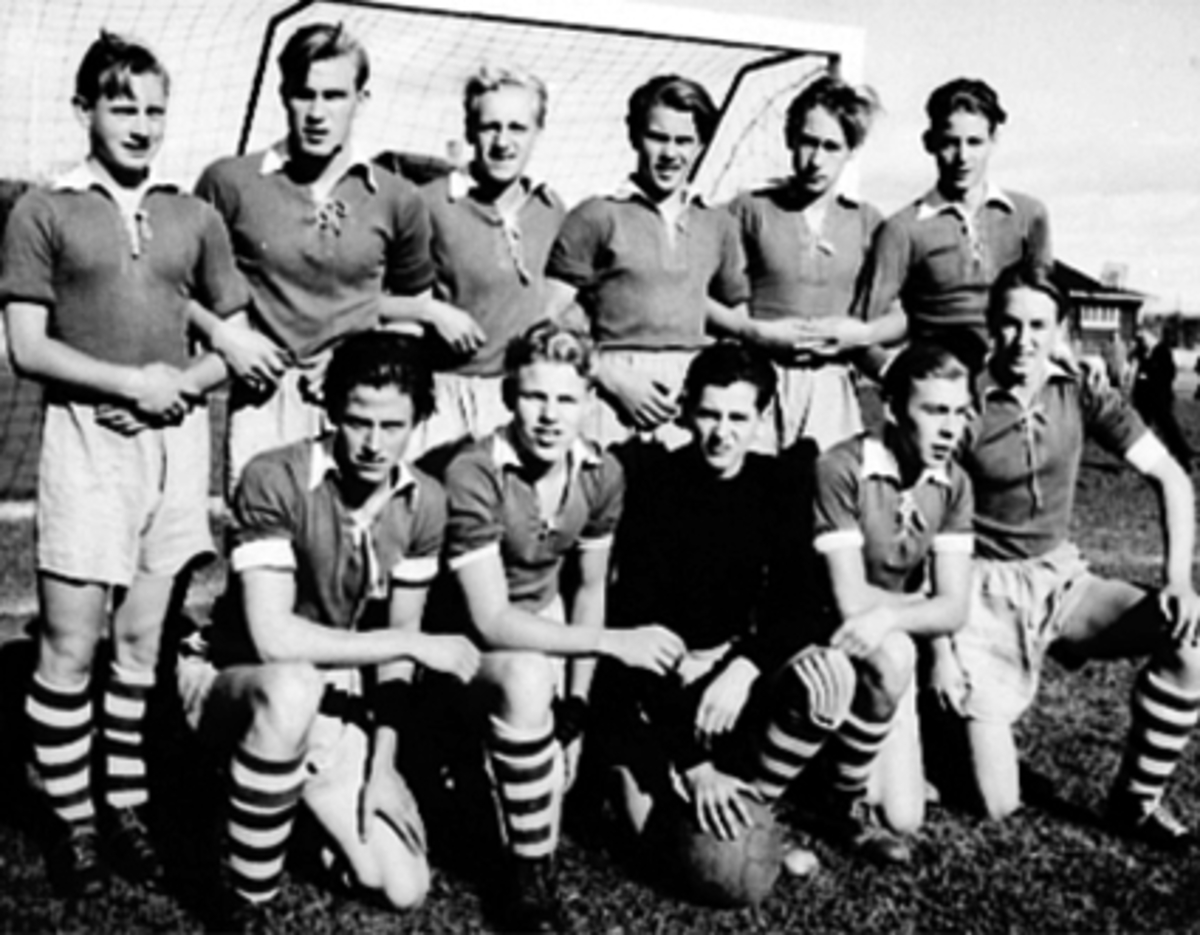 Anno Domkirkeodden, GRUPPE 11 FOTBALLSPILLERE, HAMARKAMERATENE, HAM-KAMS GUTTELAG, KRETSMESTERE FORAN FRA VENSTRE: KJELL BÆKKEDAL, KJELD ARNE KJELDSEN, PER LIE, ARNE JOHNSEN, KJELL AALERUD, 2 RAD FRA VENSTRE: REIDAR ARNESEN, ARTHUR SKAR, OLAV HALVORSEN, IVAR JENSEN, JOHS. FINBORUD, ERLING KNUTSEN