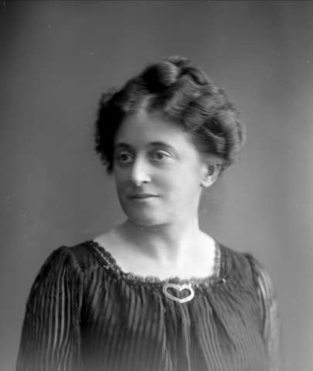Gustav Borgen, Portrett, kvinne i mørk, stripete kjole. Frøken Elisabeth Moe.