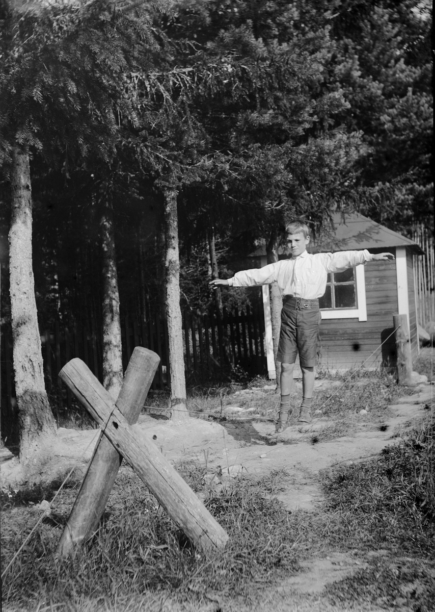 Okänd,, Probably Ingemar Liljefors, one of Christiane and Ruben Liljefors' sons, who train walking on the line, probably in Dalarna
