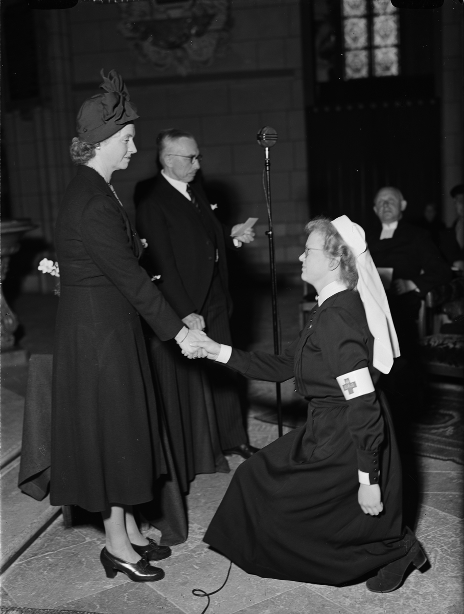 Paul Sandberg, Prinsessan Sibylla delar ut sjuksköterskebroscher, Uppsala sjuksköterskehems sjuksköterskeskolas sköterskeinvigning i Uppsala domkyrka