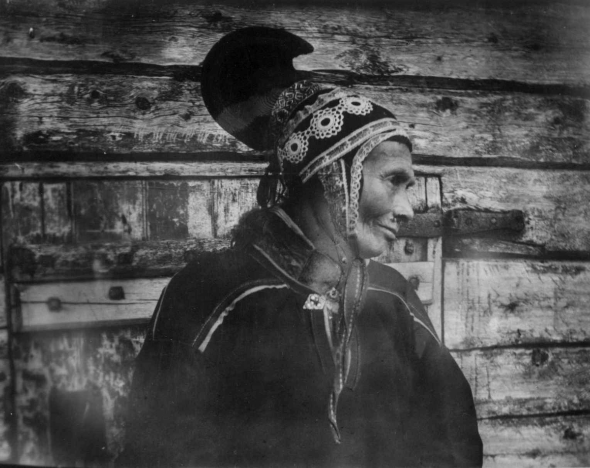 Konrad Nielsen, Kvinne med hornlue. Trollfjord.