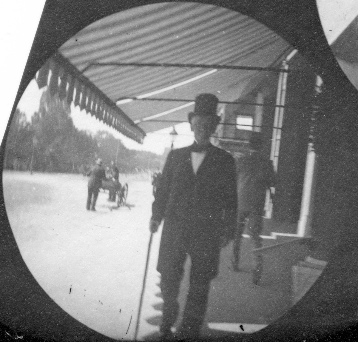 Fredrik Carl Mülertz Størmer, Redaktør Friele spaserer langs Karl Johans gate, Oslo, under markiser.