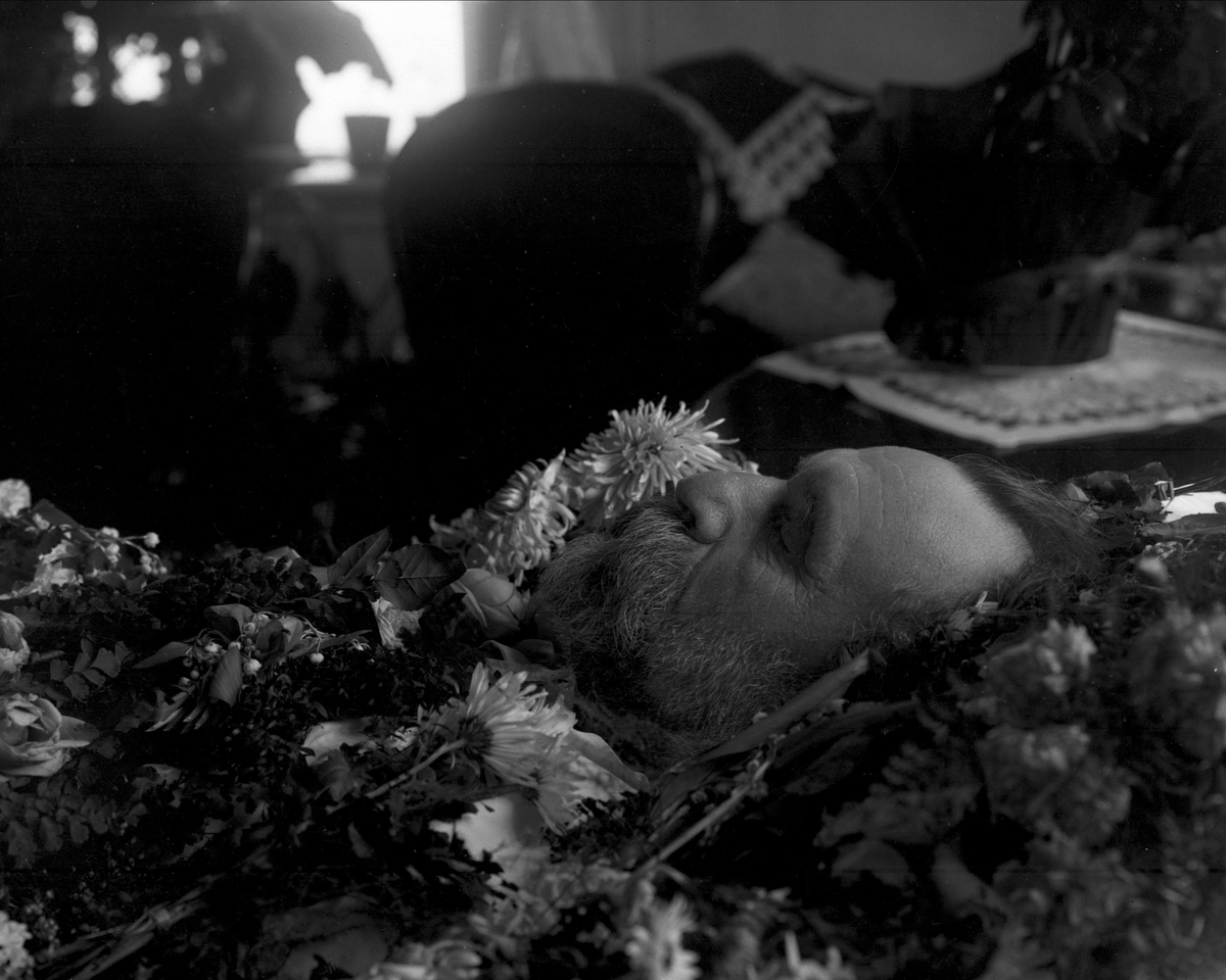 Gustav Borgen, Post mortem-fotografi. Død mann i kiste.