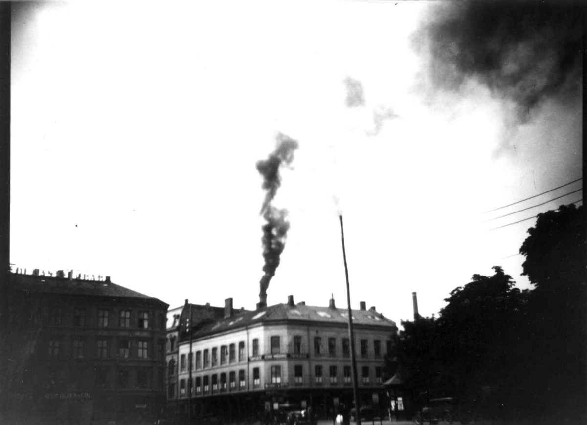 Nanna Broch, Ankertorget, Oslo. Sotpipe i bakgrunnen. Fra boliginspektør Nanna Brochs boligundersøkelser i Oslo 1920-årene.