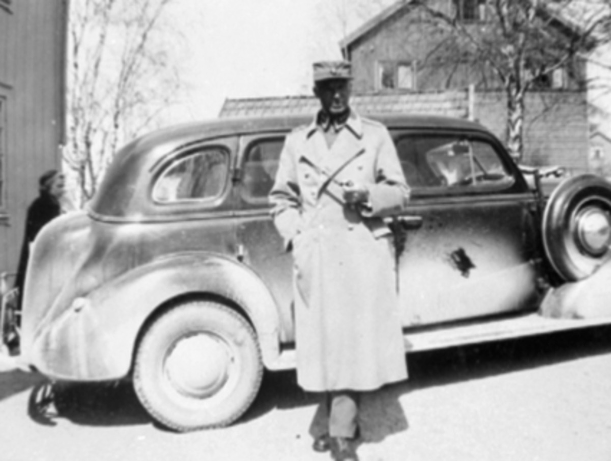 Anno Domkirkeodden, Sjef for Oplandske Dragonregiment oberst Jørgen Jensen, krigen 1940 - 1945. Bilen er en Chevrolet 1937-38 sjuseter.