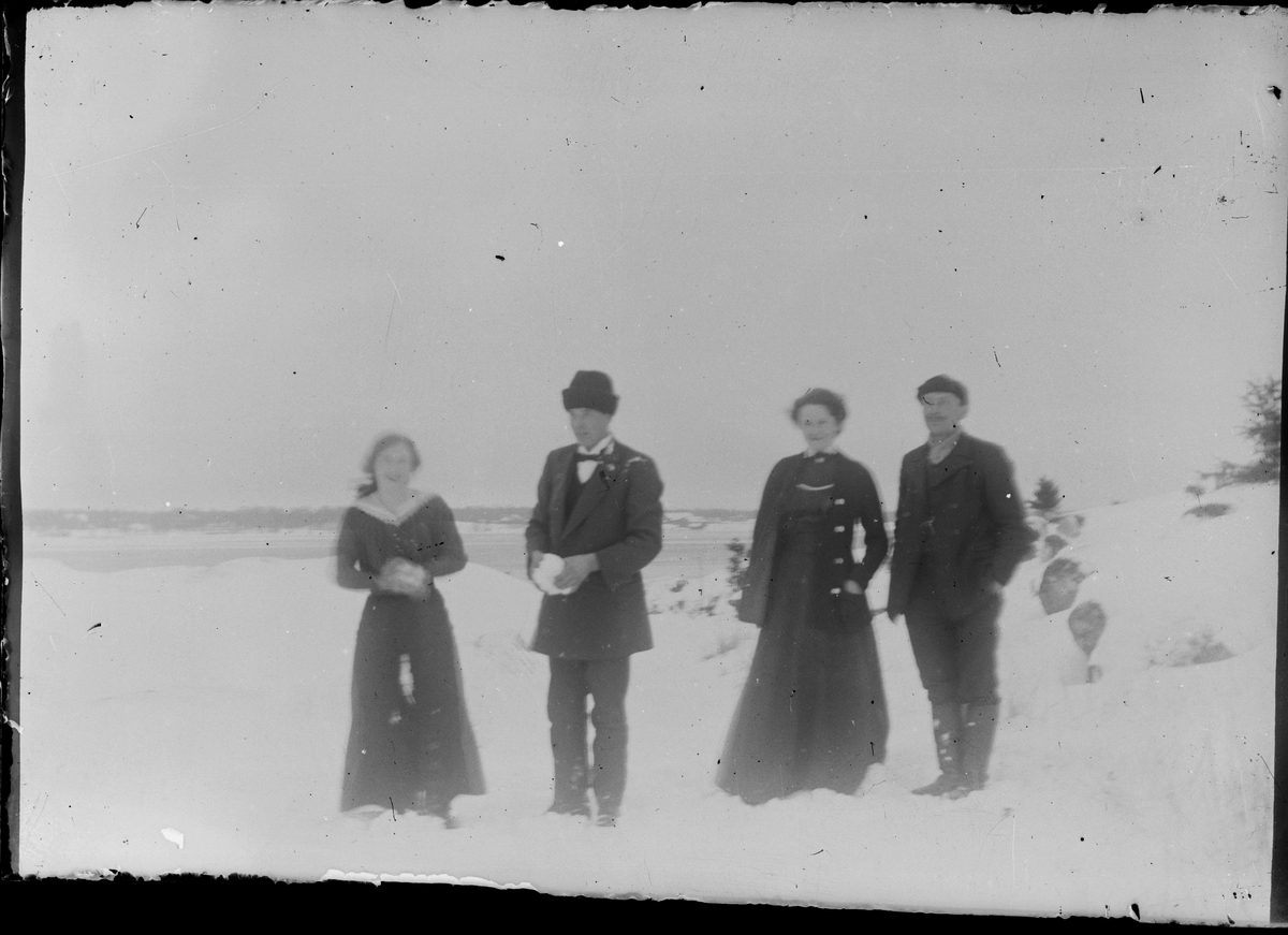 Skötsner-Edhlund, Men and women in the snow, Östhammar, Uppland