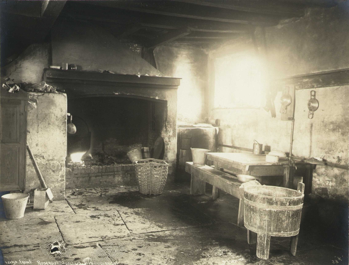 Anders Beer Wilse, Bryggerhuset, Baroniet Rosendal, Kvinnherad, Hordaland. Fotografert 1912.
