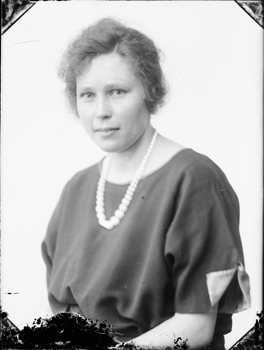 Skötsner-Edhlund, Ateljéporträtt - kvinna, Östhammar, Uppland