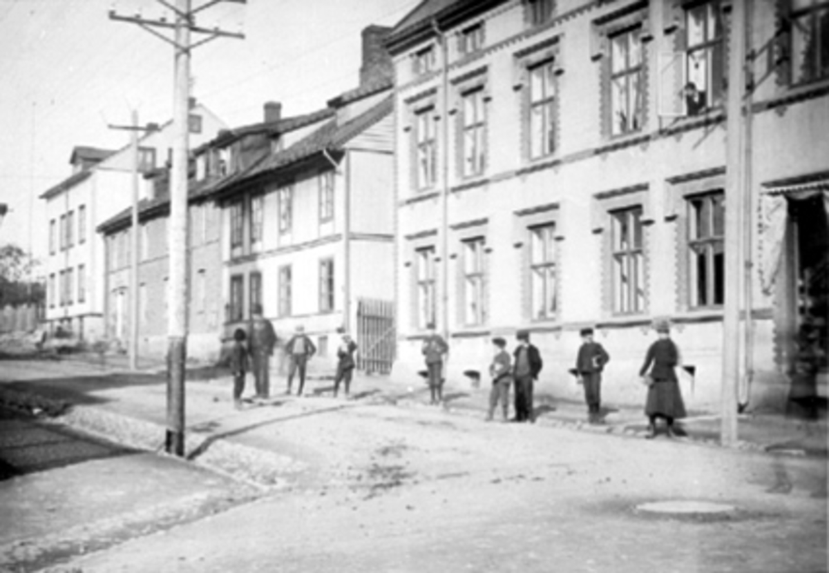 Anno Domkirkeodden, Grønnegate. 51-63 i Hamar, Tullhermann, barn, Røverborgen helt til høyre, der Filadelfia-bygget ligger i dag.