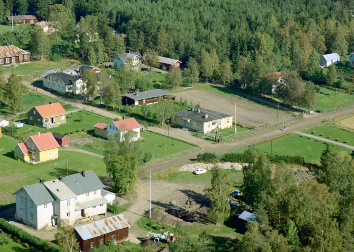 Widerøes Flyveselskap A/S, Flyfoto. Klevbakken, ned til venstre samvirklagsbygningen med uthus (revet), midt i bildet ligger Bootstun/frelsesarmeen. Gamle Akers kafe ligger opp til venstre, foran Samfunnet. Bildet viser også relativ ny bebyggelse på Akersletta, dvs vis a vis dagens samvirkelagsbygning. I dag Klevbakken 96, 1…