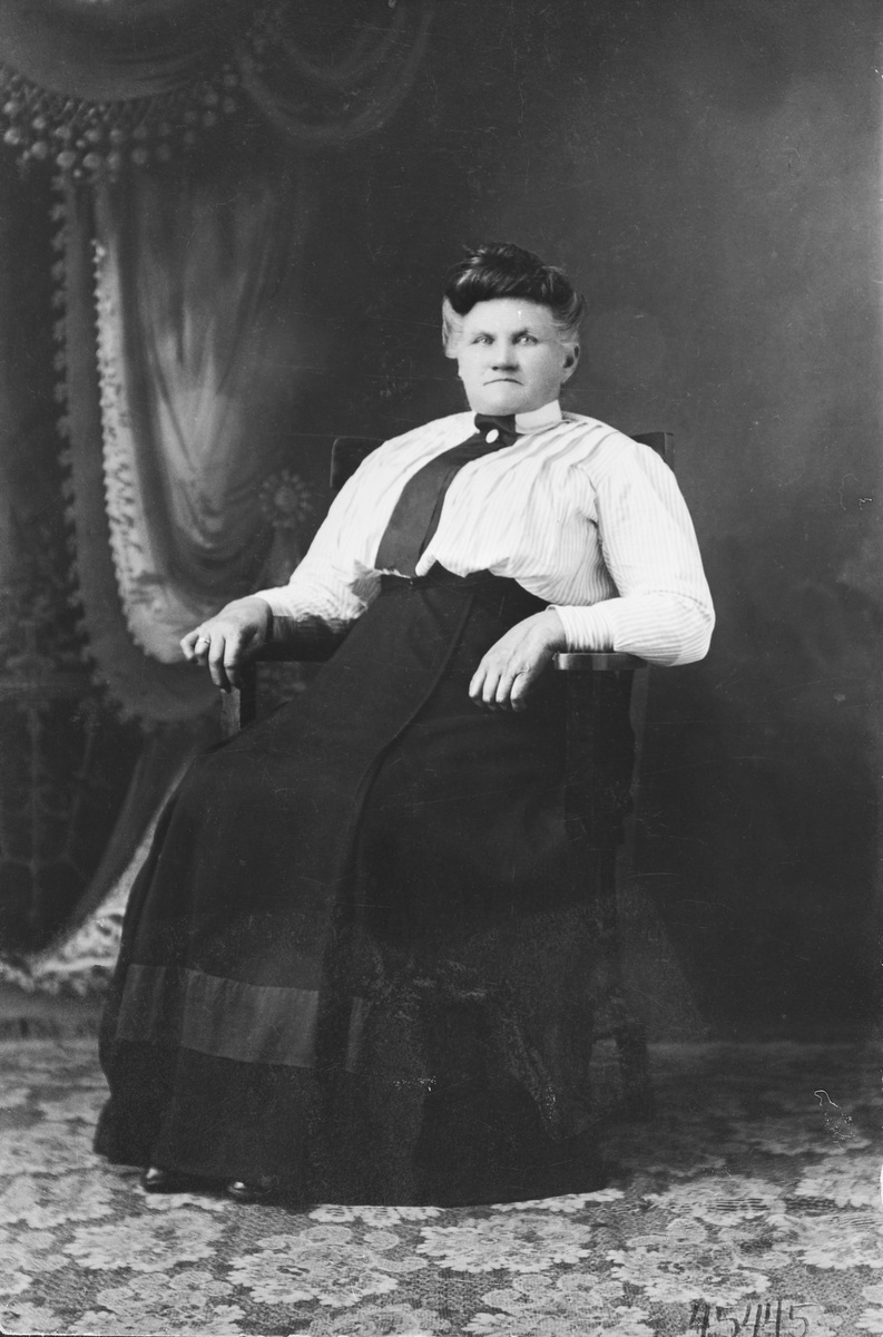 Ukjent, Portrett av kvinne - Ingrid Simensdatter Kjøllmoen, født 1846