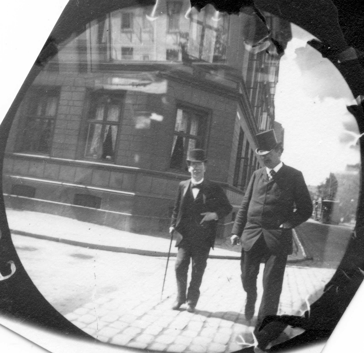 Fredrik Carl Mülertz Størmer, Dr. Elling Holst (t.h.)og adjunkt Kristiansen krysser gate i kryss ved bygård, ant. Oslo.