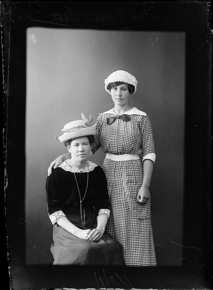 Skötsner-Edhlund, Ateljéporträtt - två kvinnor, Östhammar, Uppland 1915