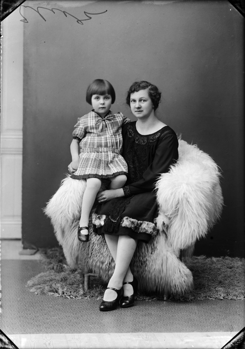 Skötsner-Edhlund, Adele Näsman med sin dotter Barbro, Östhammar, Uppland
