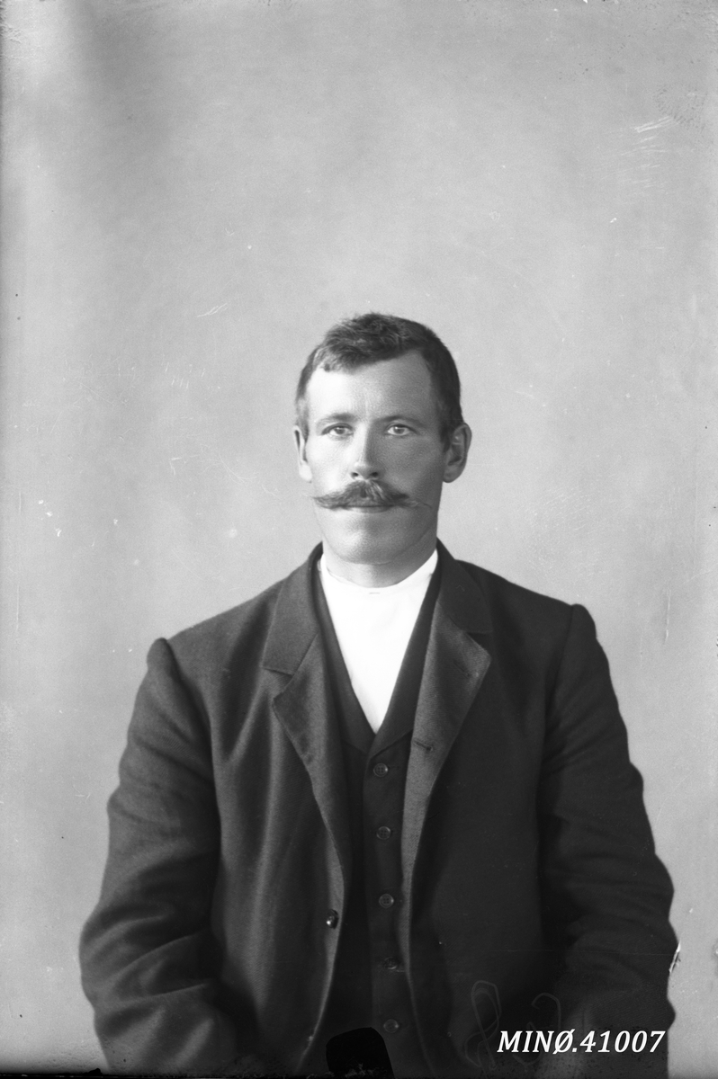 Oscar Holte, Portrett av mann - Amund J. Rytrøen (3.5.1874-21.1.1949)