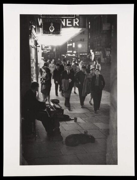 Hardy, Bert, What Makes Piccadilly?