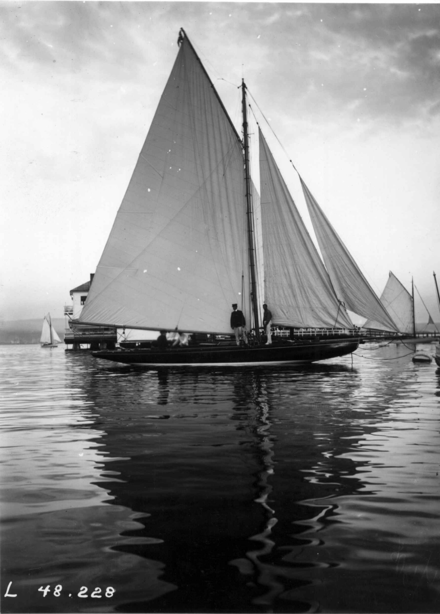 Hermann Christian Neupert, Frognerkilen, Oslo. 1908. Seilsport. Ved "Dronningen". Cowesbåten "Fram".