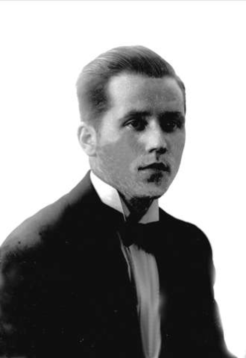 Gustav Borgen, Portrett, mann i kjole og hvitt. Sverre Oppsahl.