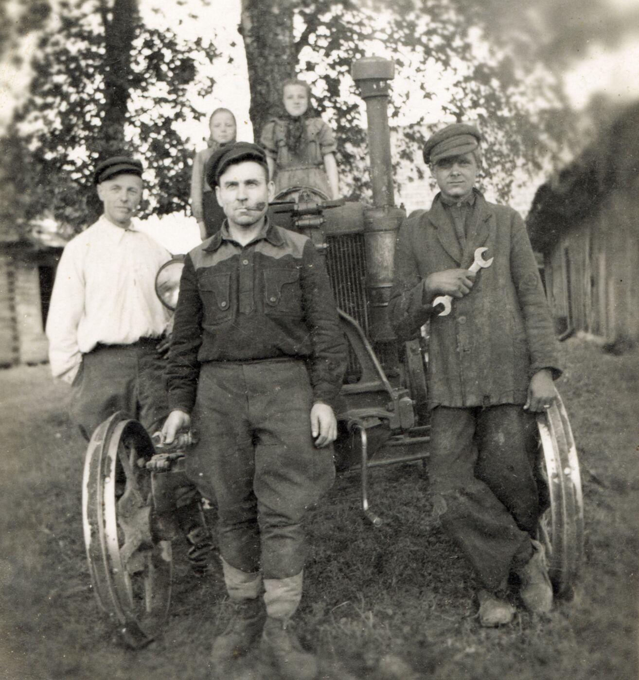 Nežinomas fotografas, Pirmasis traktorius Baltininkų kaime