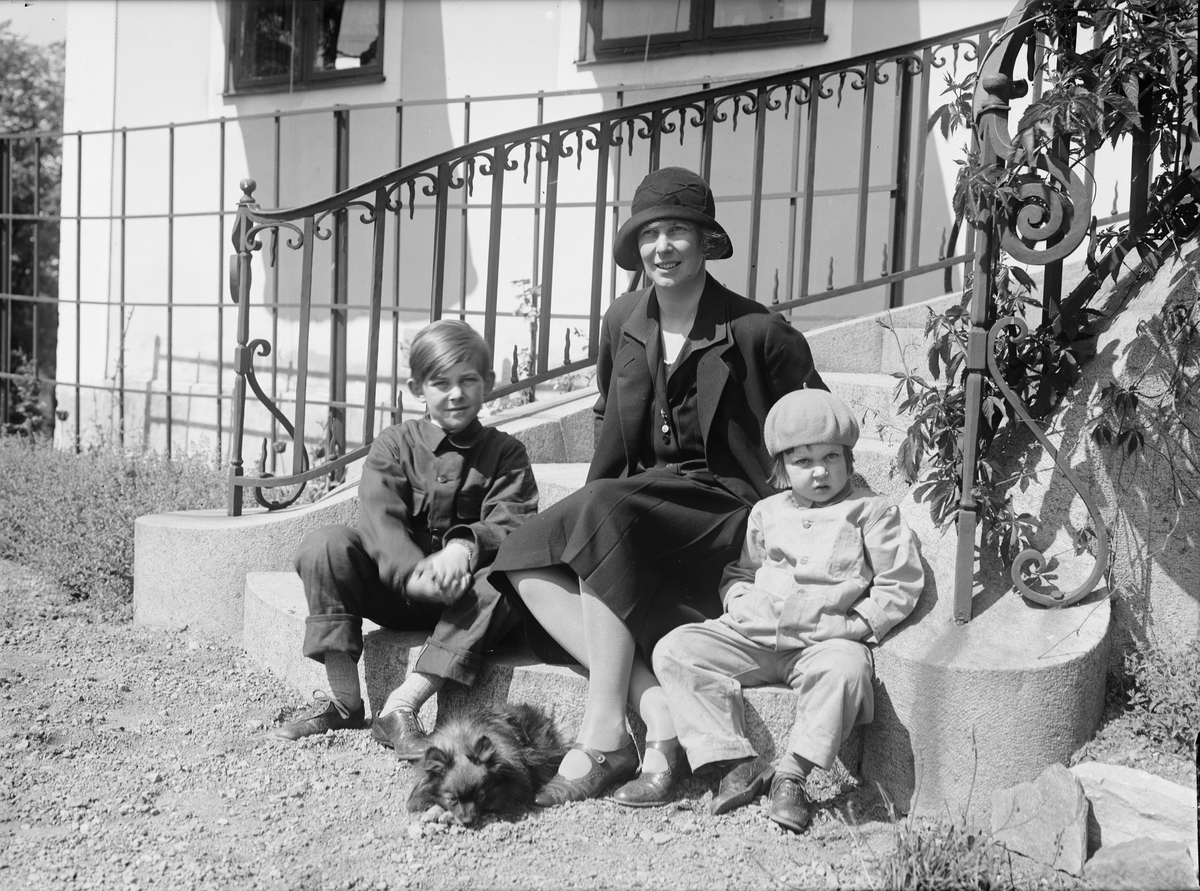 Paul Sandberg, Woman and Two Children, Uppland