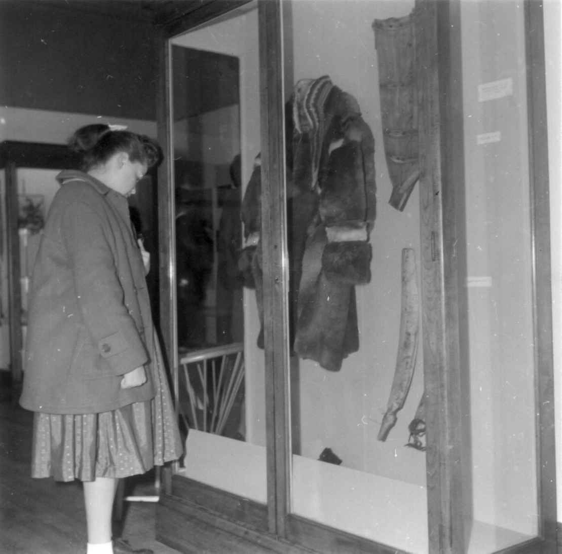 Virginia Raymond Davidson, En person foran monter med pesk, modellpulk og kløvsal fra samisk utstilling i California 1963.