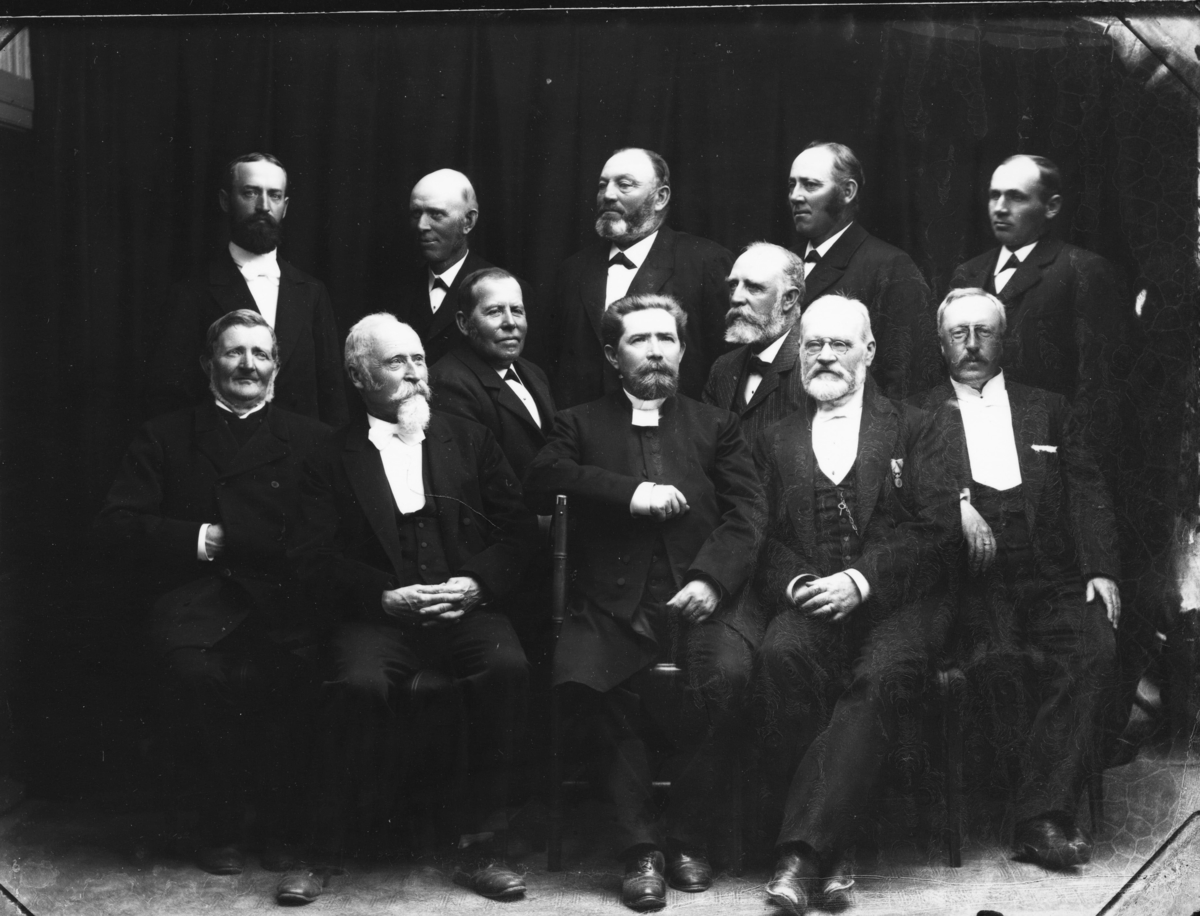 Calla Helena Sundbeck, Gruppbild med 12 herrar som utgör Gränna kyrkoråd år 1904.