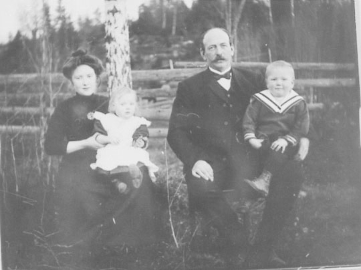 Normann Helger, GRUPPE: 4, FAMILIEN ENGEBRETH TH. O. LUND SAGBRUKSBESTYRER, HUSTRU MARIE LUND, BARNA: OLA, OG ELSE, ESPA.