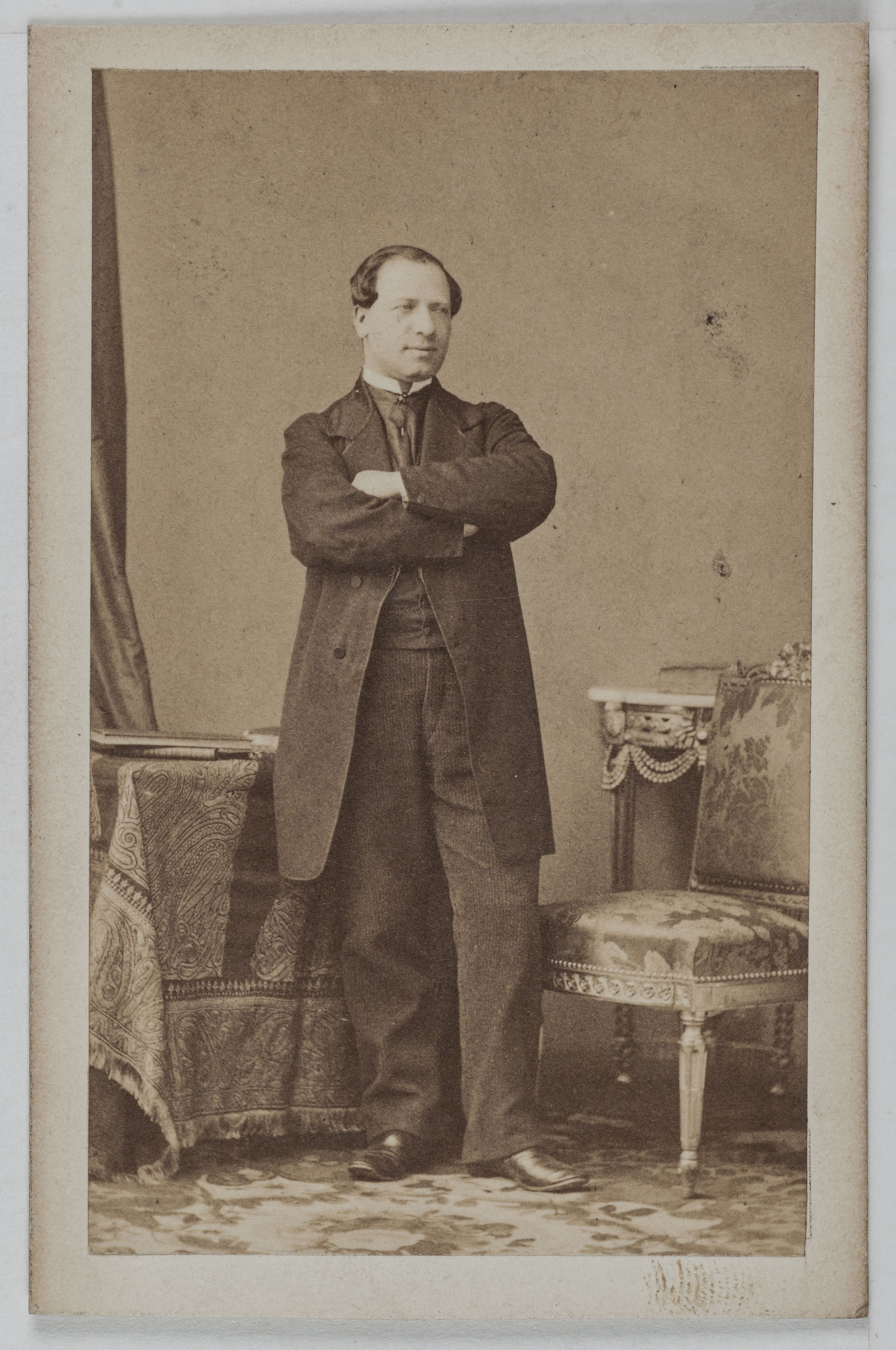 Disderi & Cie, Portrait de E. Nathan, acteur et chanteur à l'Opéra Comique et au théâtre des Bouffes Parisiens en 1868.