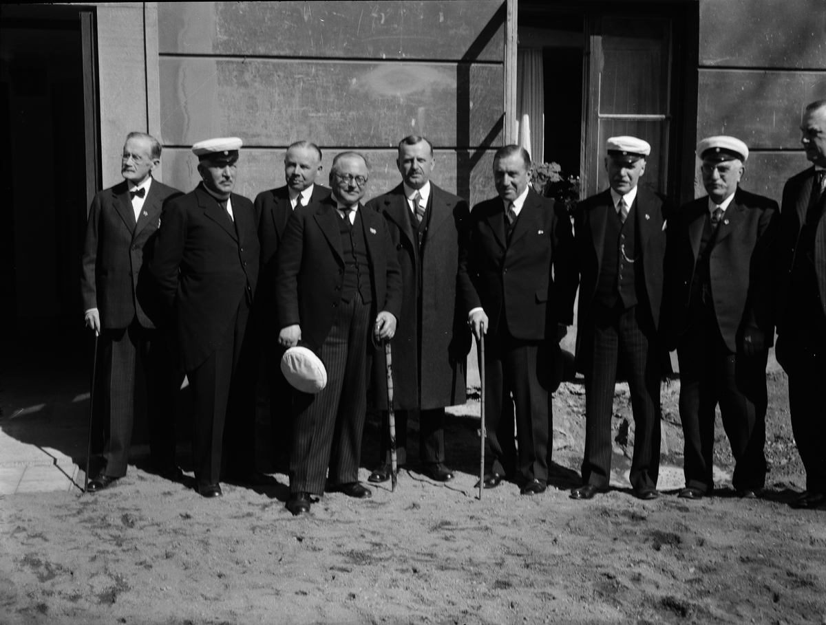 Paul Sandberg, Tullförvaltare A Gustafson, ingenjör H Wallér, grosshandlare D Niklasson, professor A Fridrichsen, direktör H Duse, professor Thore Engströmer, undervisningsrådet H Wallin, direktör H Hägvall och redaktör D Svedman, utanför Gotlands nation, Östra Ågatan 13
