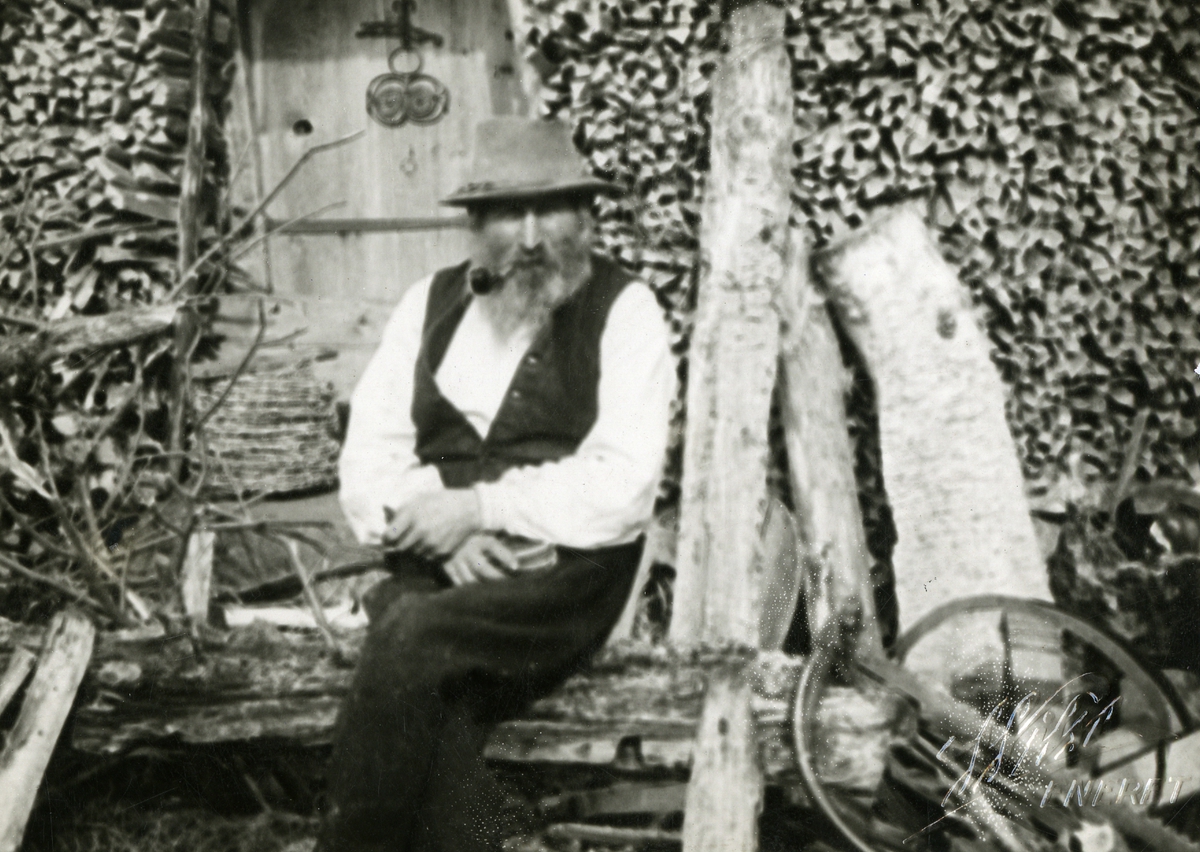 Anders Beer Wilse, Gammel man med pipe i munnen.