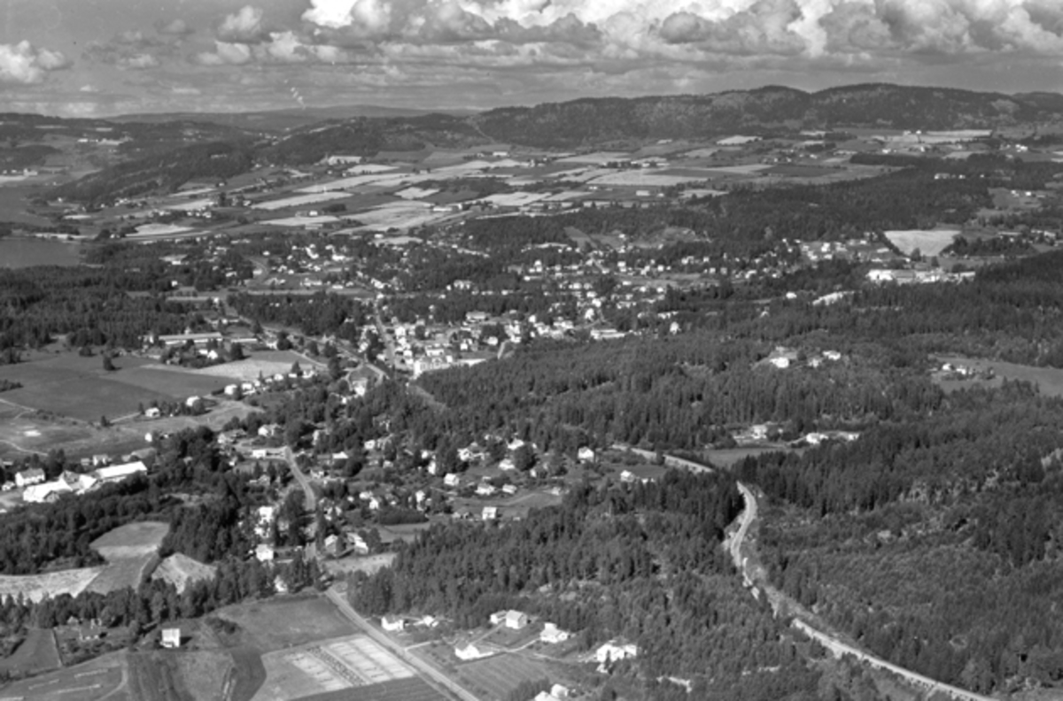 Widerøes Flyveselskap A/S, Flyfoto av Moelv med utsikt mot Ring, Ringsaker.