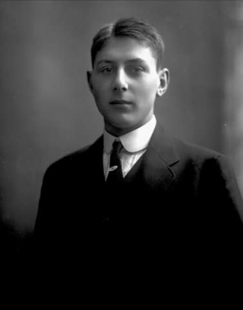 Gustav Borgen, Portrett, mann i mørk dress. Herr Bjørn Malm.