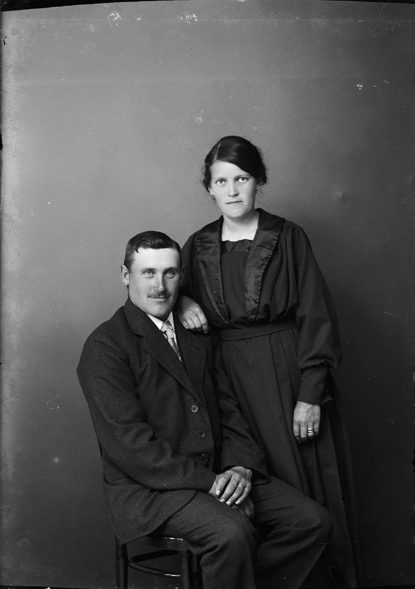 Skötsner-Edhlund, Ateljéporträtt - banvaktare Johansson med fru, från Hargshamn, Uppland 1922