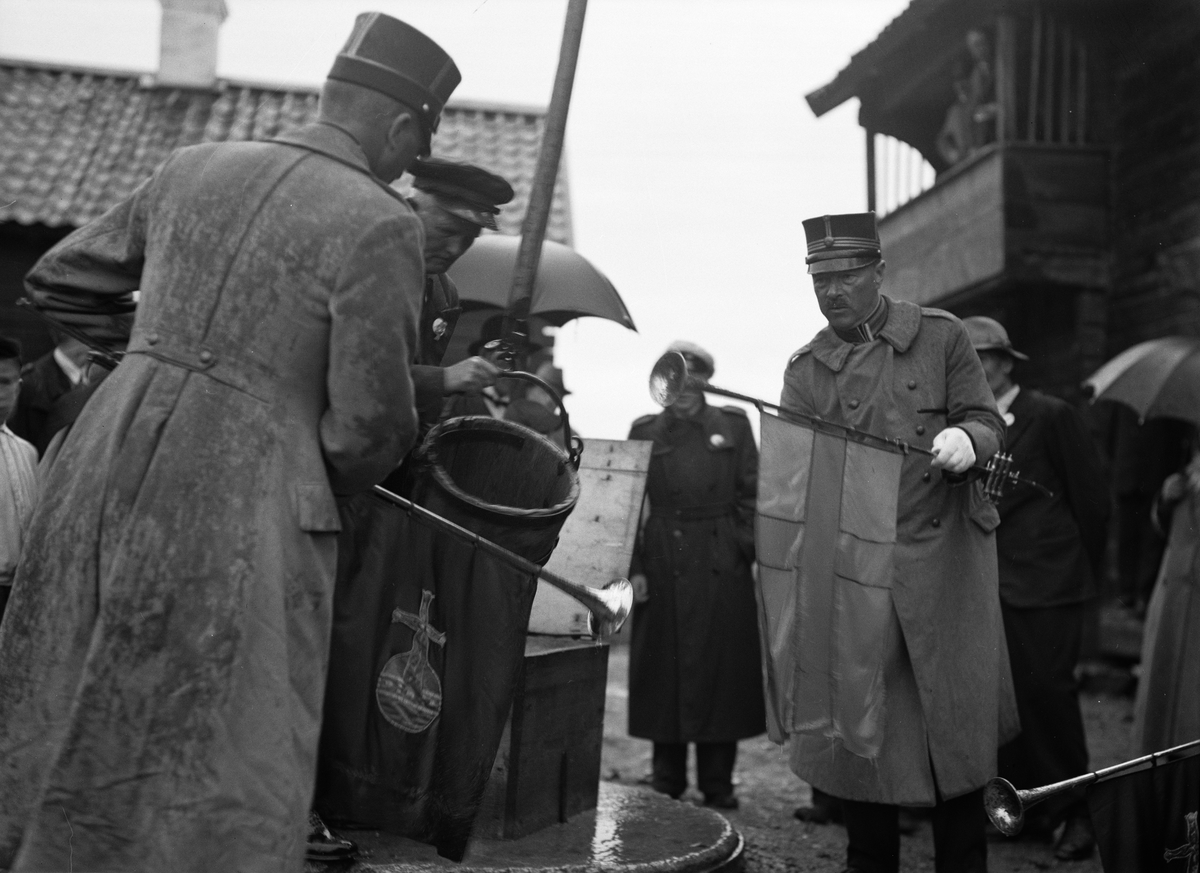 Paul Sandberg, Militärer med fanor, sannolikt i samband med Upplands fornminnesförenings utflykt till Tierps hembygdsgård, Tierp, Uppland 1936