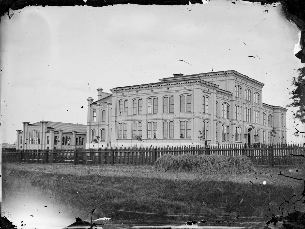 Henri Osti's Fotografiateliér, Högre Allmänna Läroverket, kvarteret Skolan, Luthagen, Uppsala, sannolikt 1870-tal