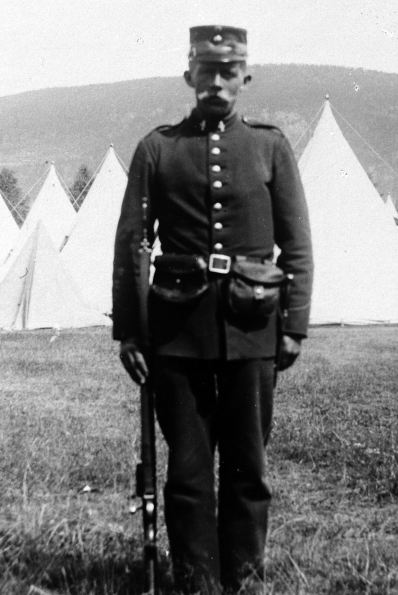 Christian Grundseth, LARSEN G. , REPRO: SOLDAT M/UNIFORM, LEIR, 11437