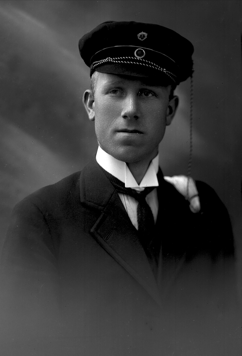Gustav Borgen, Portrett, man med studentlue. Paul Bergedal.