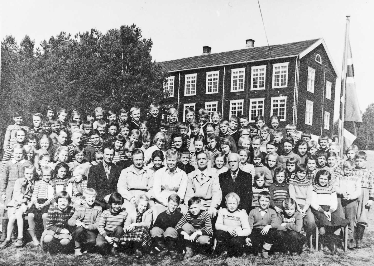 Rachel Haarseth, Gruppebilde, personer, klær, flagg.