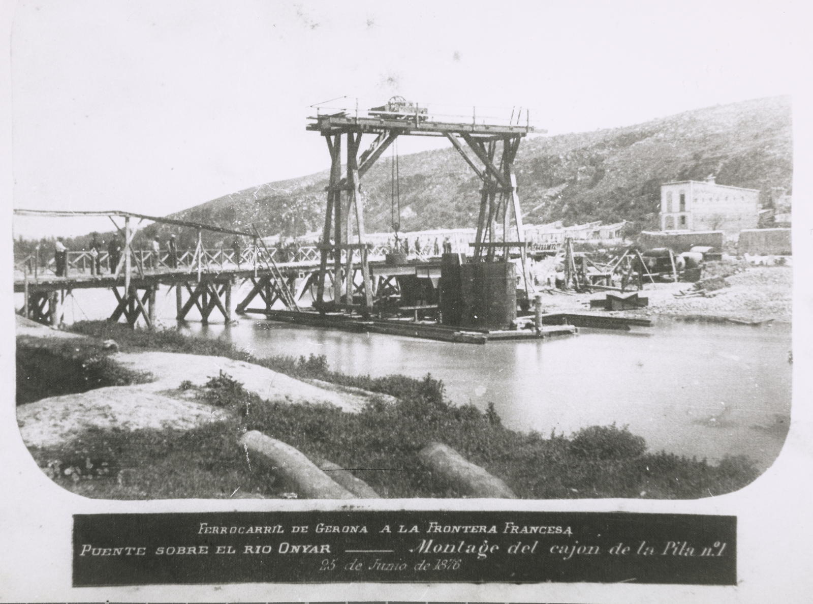 Desconegut, Puente sobre el río Onyar - Montage del cajon de la Pila nº 1
