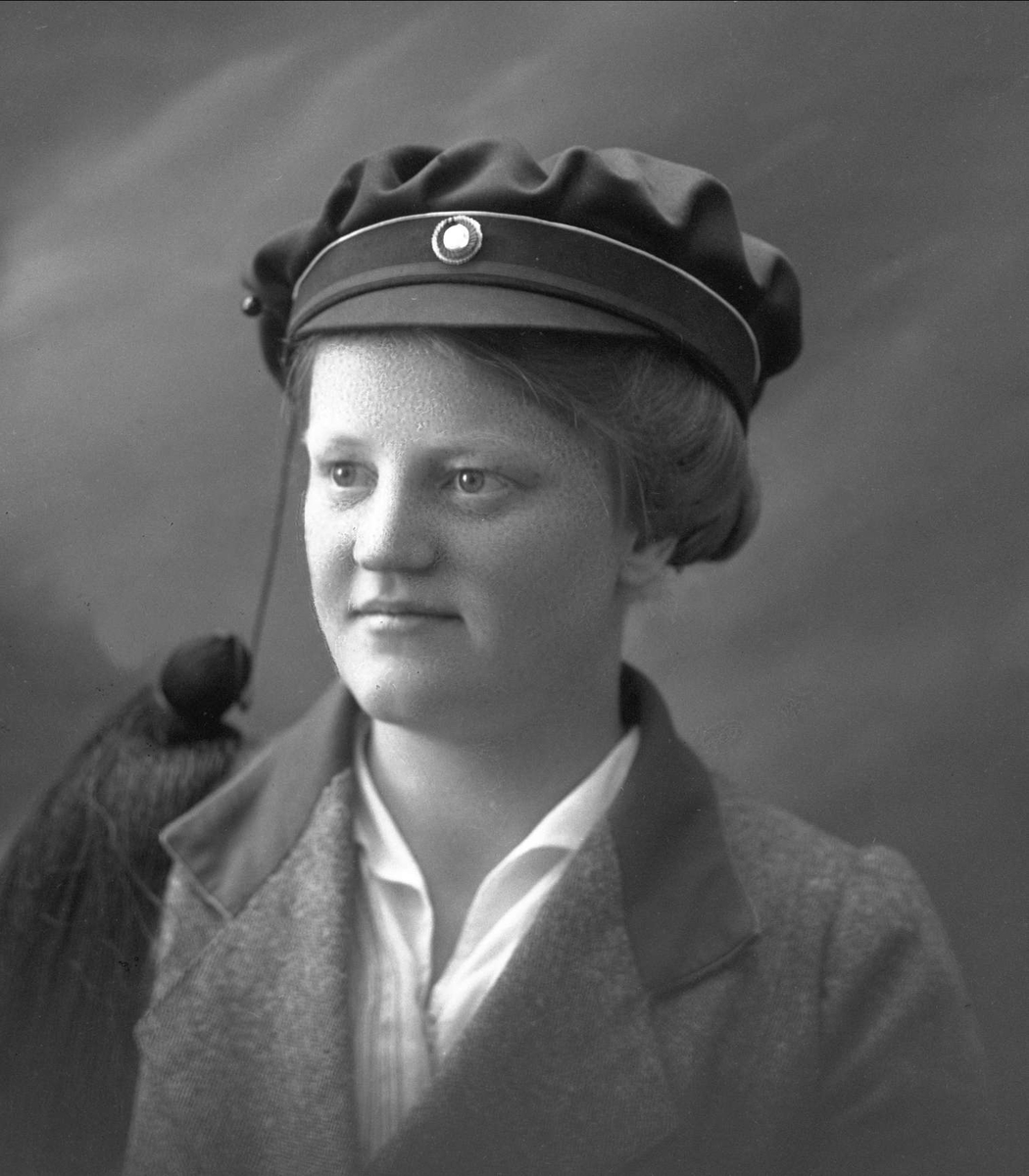 Gustav Borgen, Portrett, kvinne med studentlue. Frk Coucheron.