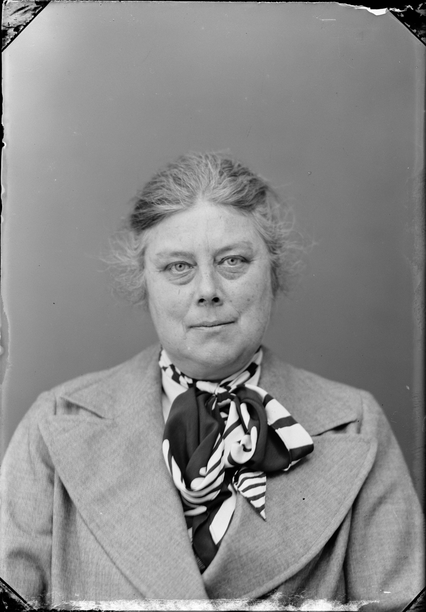 Skötsner-Edhlund, Ateljéporträtt - telegrafkommissarie Frida Hjertstedt, Östhammar, Uppland