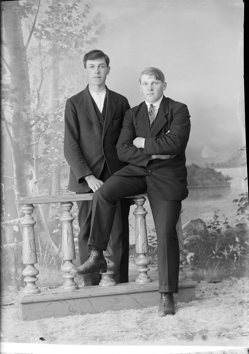 Skötsner-Edhlund, Ateljéporträtt - två unga män från Forsmark socken, Uppland 1922