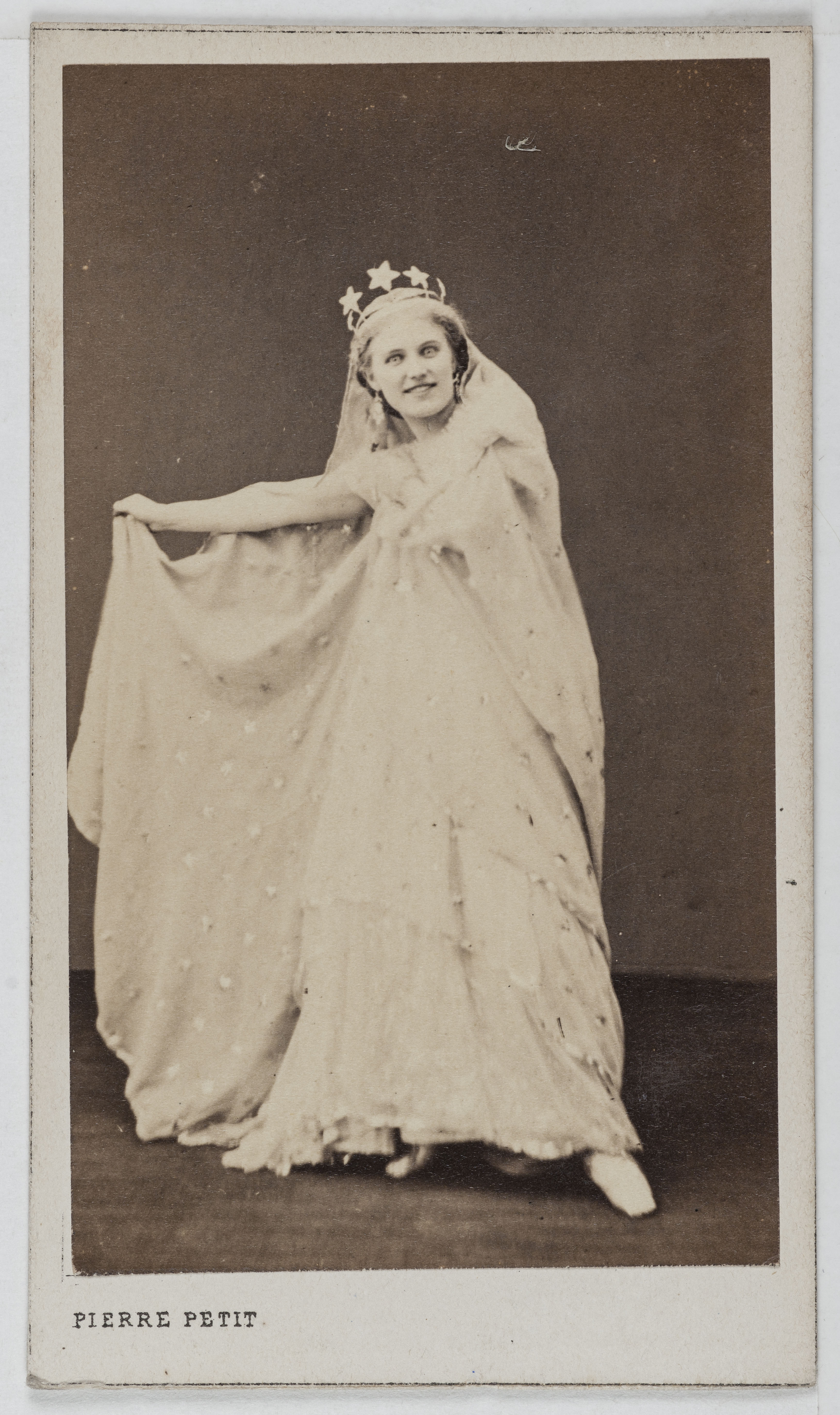 Pierre Petit, Portrait de Christine Nilsson (1843-1921), épouse Rouzaud, chanteuse d'opéra suédoise, dans la Flûte Enchantée en mars 1867.