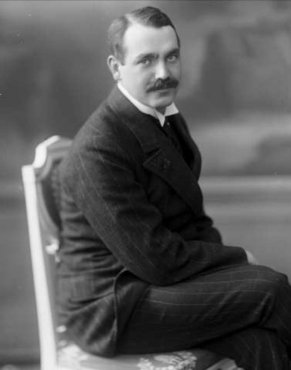 Gustav Borgen, Portrett, mann i mørk, stripete dress. Stud. jur. Næss.