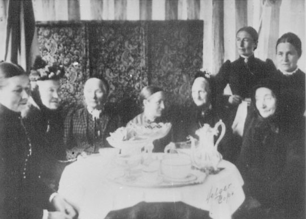 Normann Helger, GRUPPE: 8 DAMER RUNDT KAFFEBORD, KANNE, FAT, KOPPER, SKÅLER, FRA VENSTRE: UKJENT, FRA HUSEBY FAMILIEN, MARTHE STOR-REE, JULIE RINGNES, UKJENT.