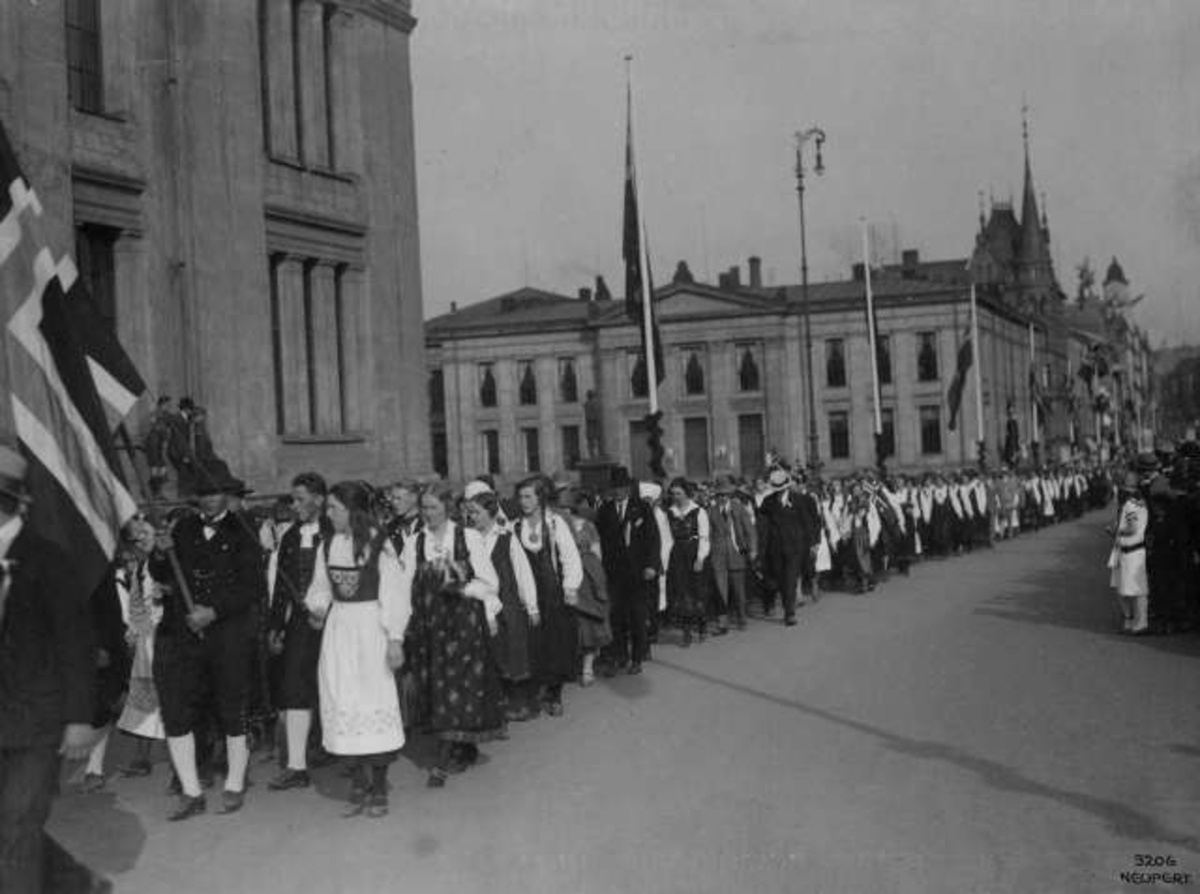 Hermann Christian Neupert, Oslo. 17. mai-tog 1925. Fra Karl Johans gate ved Universitetet. Bunadskledde kvinner og menn i tog.