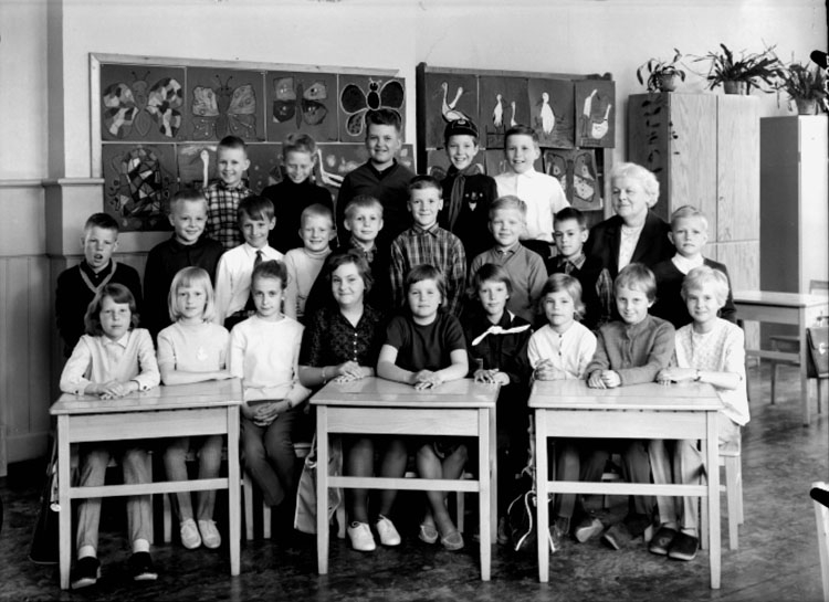 Sven Lindskog, Almby Södra skola, klassrumsinteriör, 23 skolbarn med lärarinna fröken Sonja Gustafsson. Klass 3A, sal 1.