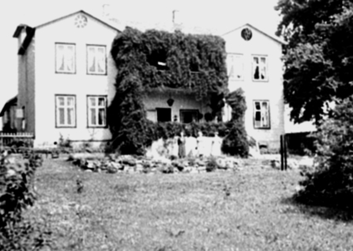 Anno Domkirkeodden, EKSTERIØR FREDENSBORG, GRUPPE 3 DAMER, HAGE, PINSEVENNSTEVNESe Karin Nord Syverinsens bok Påfuglen i Parken side 84.