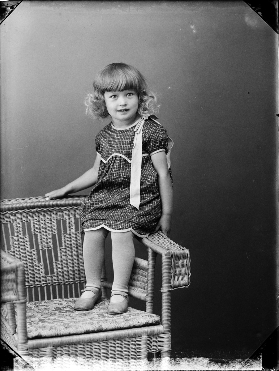 Skötsner-Edhlund, Ateljéporträtt - Maj-Britt Pettersson från Mogården, Börstil socken, Uppland